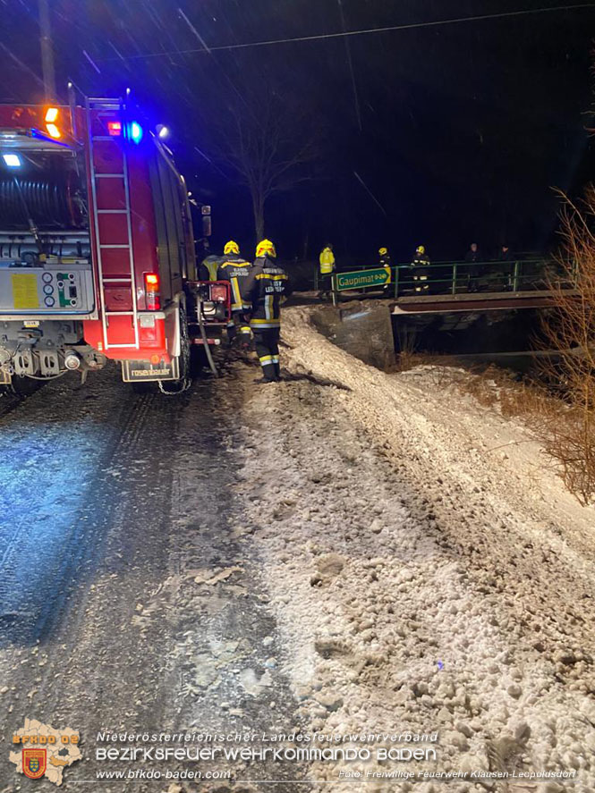 20220122 Pkw stuerzt nach Anprall auf der L110 bei Klausen-Leopoldsdorf in den Schwechatfluss  Foto: Freiwillige Feuerwehr Klausen-Leopoldsdorf