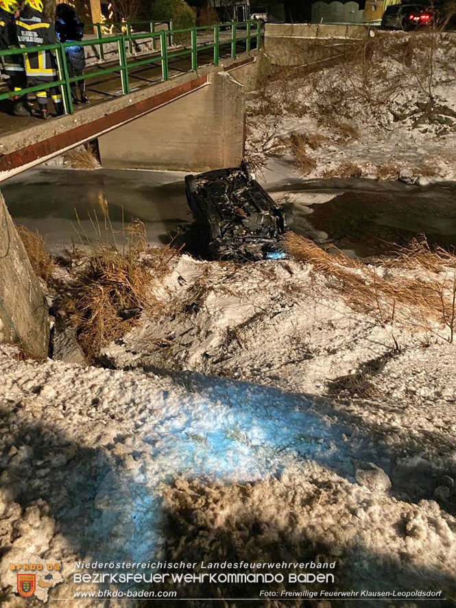 20220122 Pkw stuerzt nach Anprall auf der L110 bei Klausen-Leopoldsdorf in den Schwechatfluss  Foto: Freiwillige Feuerwehr Klausen-Leopoldsdorf