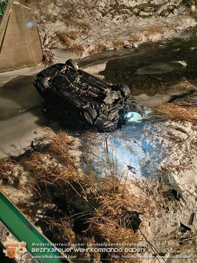 20220122 Pkw stuerzt nach Anprall auf der L110 bei Klausen-Leopoldsdorf in den Schwechatfluss  Foto: Freiwillige Feuerwehr Klausen-Leopoldsdorf