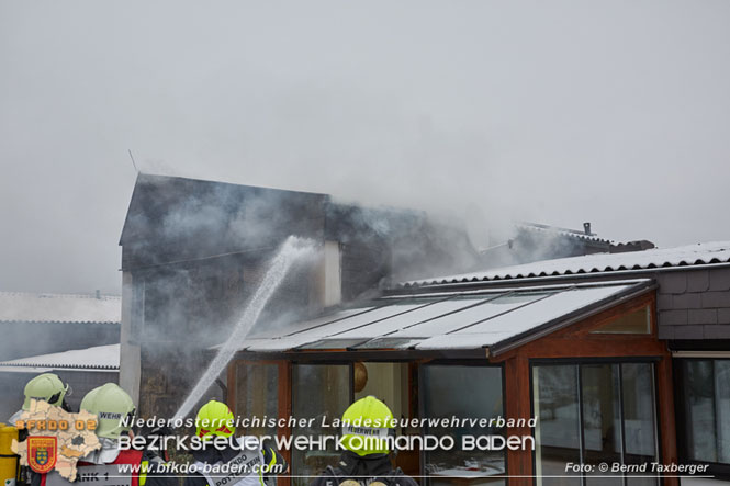 20220124 Wohnhausbrand in Berndorf - 3 Feuerwehren standen im Löscheinsatz   Foto: © Bernd Taxberger BFK Baden