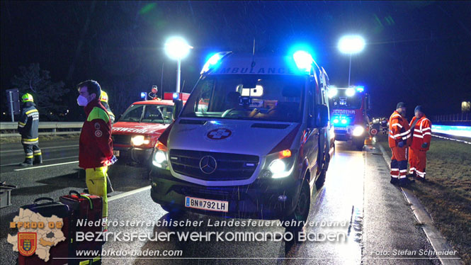 20220131 Schwerer Verkehrsunfall mit 3 Verletzten und Menschenrettung auf der A2 bei Leobersdorf Foto: Stefan Schneider BFKDO BADEN 20220131 Schwerer Verkehrsunfall mit 3 Verletzten und Menschenrettung auf der A2 bei Leobersdorf Foto: Stefan Schneider BFKDO BADEN