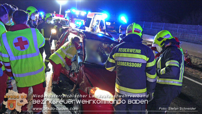 20220131 Schwerer Verkehrsunfall mit 3 Verletzten und Menschenrettung auf der A2 bei Leobersdorf Foto: Stefan Schneider BFKDO BADEN 20220131 Schwerer Verkehrsunfall mit 3 Verletzten und Menschenrettung auf der A2 bei Leobersdorf Foto: Stefan Schneider BFKDO BADEN