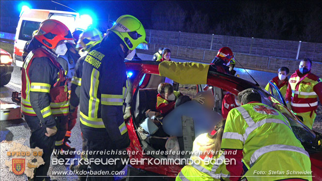 20220131 Schwerer Verkehrsunfall mit 3 Verletzten und Menschenrettung auf der A2 bei Leobersdorf Foto: Stefan Schneider BFKDO BADEN 20220131 Schwerer Verkehrsunfall mit 3 Verletzten und Menschenrettung auf der A2 bei Leobersdorf Foto: Stefan Schneider BFKDO BADEN