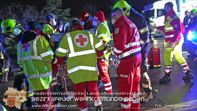 20220131 Schwerer Verkehrsunfall mit 3 Verletzten und Menschenrettung auf der A2 bei Leobersdorf Foto: Stefan Schneider BFKDO BADEN 20220131 Schwerer Verkehrsunfall mit 3 Verletzten und Menschenrettung auf der A2 bei Leobersdorf Foto: Stefan Schneider BFKDO BADEN