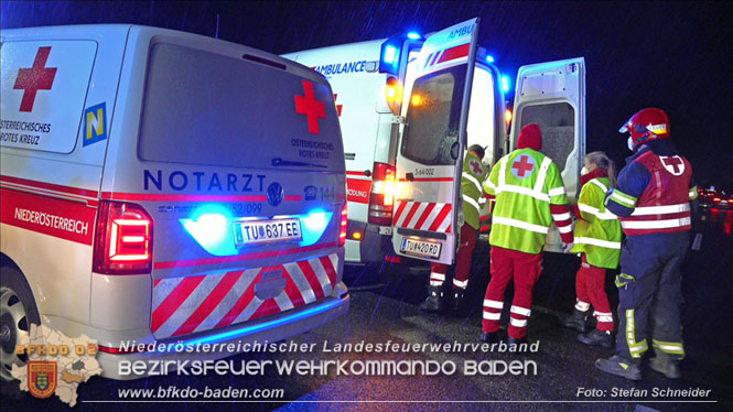 20220131 Schwerer Verkehrsunfall mit 3 Verletzten und Menschenrettung auf der A2 bei Leobersdorf Foto: Stefan Schneider BFKDO BADEN 20220131 Schwerer Verkehrsunfall mit 3 Verletzten und Menschenrettung auf der A2 bei Leobersdorf Foto: Stefan Schneider BFKDO BADEN