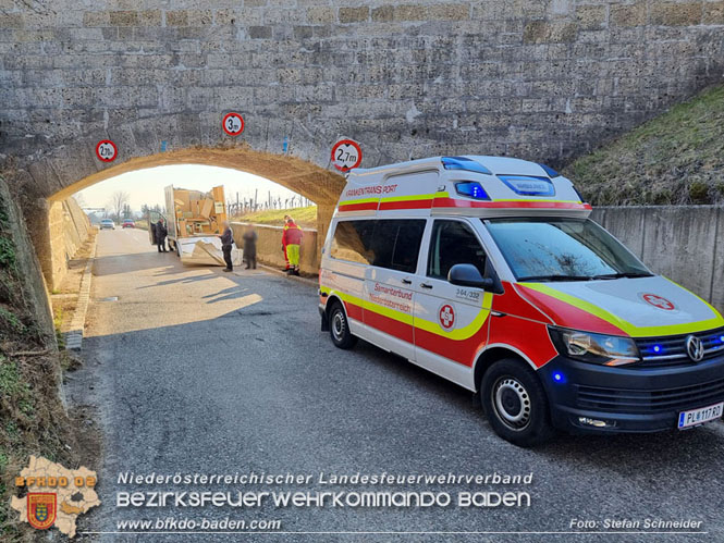 20220214 Kleintransporter prallt trotz Höhenbegrenzungseinrichtung gegen Unterführung  Foto: Stefan Schneider BFKDO BADEN