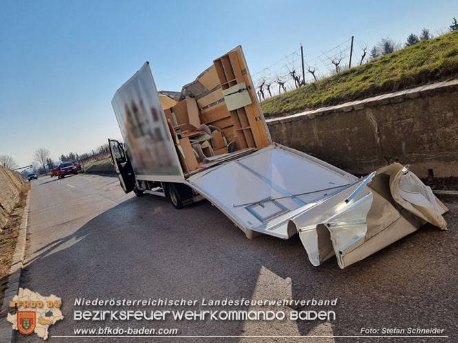 20220214 Kleintransporter prallt trotz Höhenbegrenzungseinrichtung gegen Unterführung  Foto: Stefan Schneider BFKDO BADEN