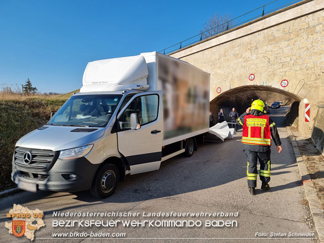 20220214 Kleintransporter prallt trotz Höhenbegrenzungseinrichtung gegen Unterführung  Foto: Stefan Schneider BFKDO BADEN