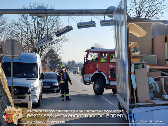 20220214 Kleintransporter prallt trotz Höhenbegrenzungseinrichtung gegen Unterführung  Foto: Stefan Schneider BFKDO BADEN