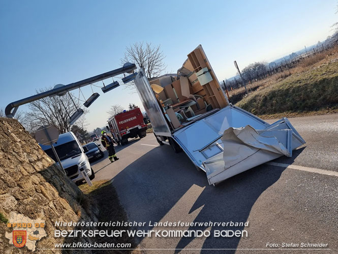 20220214 Kleintransporter prallt trotz Höhenbegrenzungseinrichtung gegen Unterführung  Foto: Stefan Schneider BFKDO BADEN