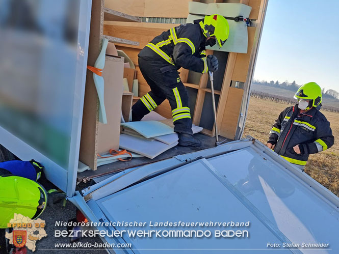 20220214 Kleintransporter prallt trotz Höhenbegrenzungseinrichtung gegen Unterführung  Foto: Stefan Schneider BFKDO BADEN