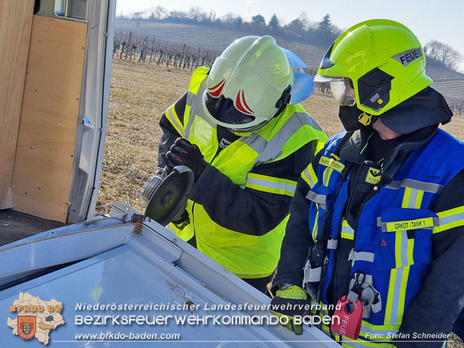 20220214 Kleintransporter prallt trotz Höhenbegrenzungseinrichtung gegen Unterführung  Foto: Stefan Schneider BFKDO BADEN