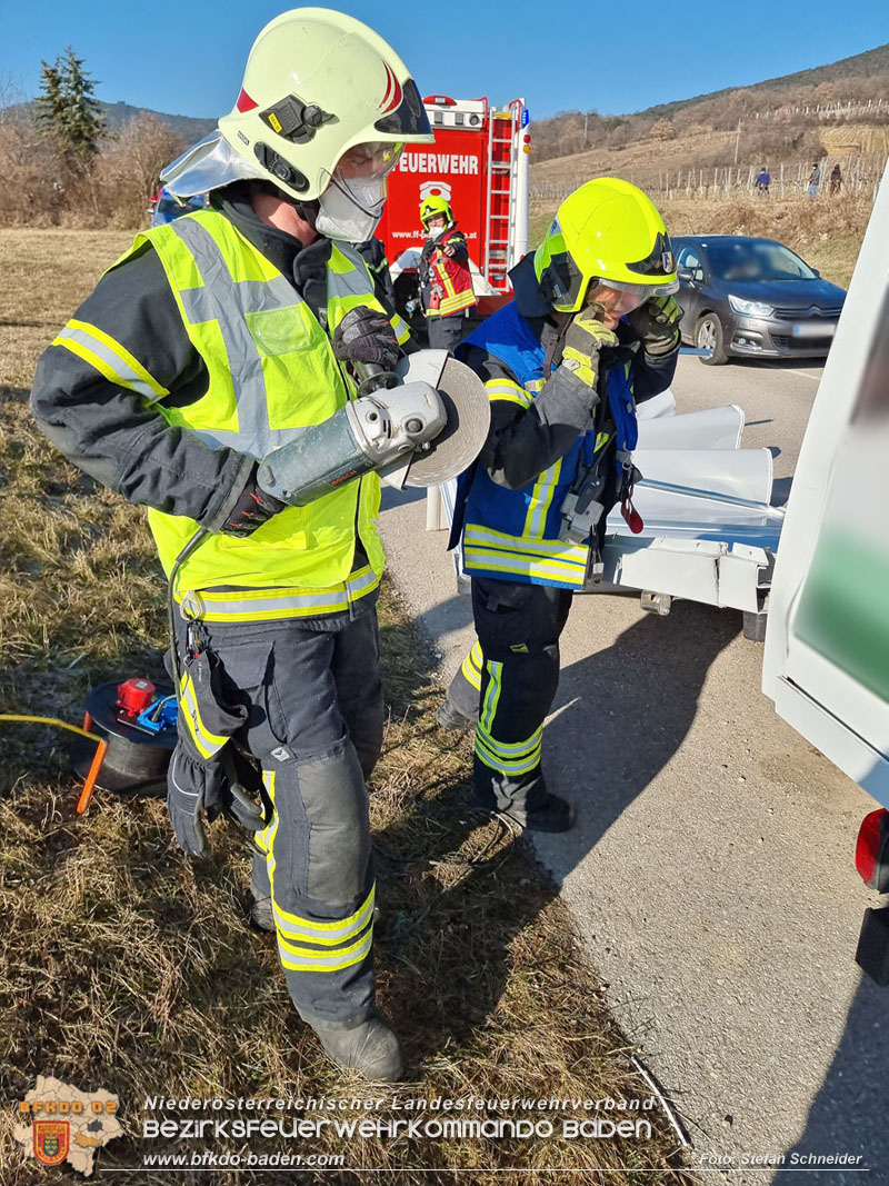 20220214 Kleintransporter prallt trotz Höhenbegrenzungseinrichtung gegen Unterführung  Foto: Stefan Schneider BFKDO BADEN