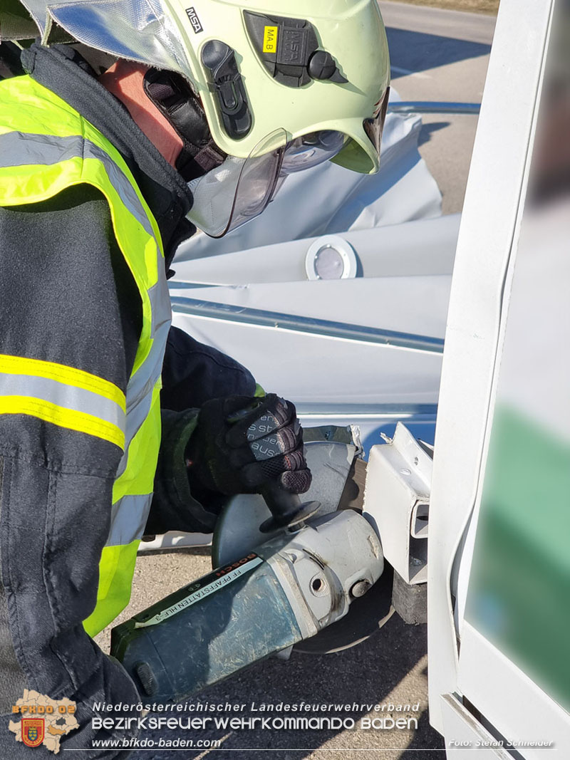 20220214 Kleintransporter prallt trotz Höhenbegrenzungseinrichtung gegen Unterführung  Foto: Stefan Schneider BFKDO BADEN