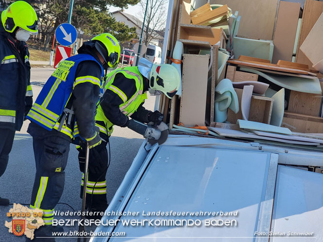 20220214 Kleintransporter prallt trotz Höhenbegrenzungseinrichtung gegen Unterführung  Foto: Stefan Schneider BFKDO BADEN