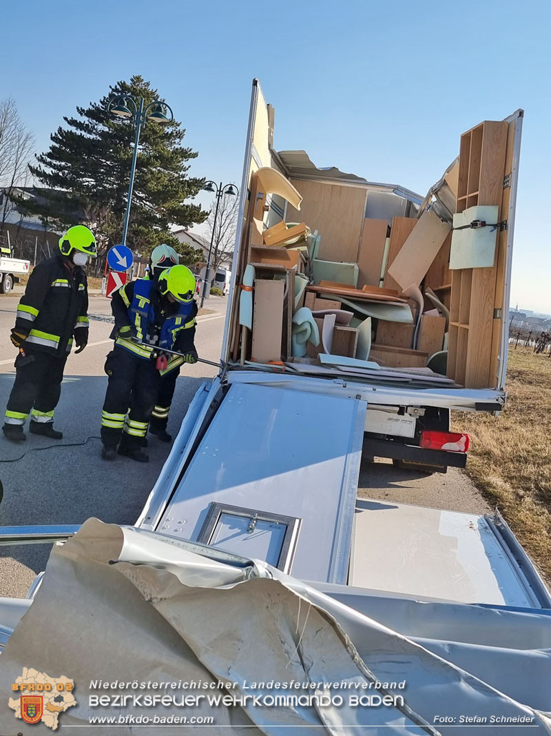 20220214 Kleintransporter prallt trotz Höhenbegrenzungseinrichtung gegen Unterführung  Foto: Stefan Schneider BFKDO BADEN