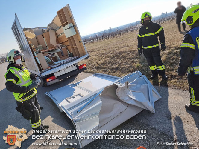 20220214 Kleintransporter prallt trotz Höhenbegrenzungseinrichtung gegen Unterführung  Foto: Stefan Schneider BFKDO BADEN