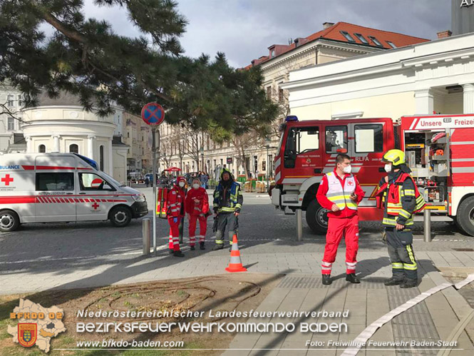 20220226 Badner-Bahn Triebwagengarnitur brennt im Haltestellenbereich Baden Josefsplatz Foto: FF Baden-Stadt/Roman Van de Castell 20220226 Badner-Bahn Triebwagengarnitur brennt im Haltestellenbereich Baden Josefsplatz Foto: FF Baden-Stadt/Roman Van de Castell