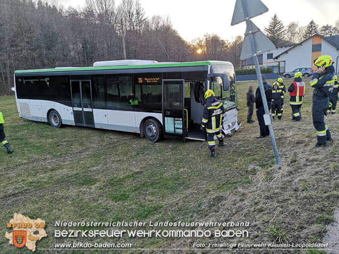 20220303 Bergung eines Linienbus bei Klausen-Leopoldsdorf  Foto: Freiwillige Feuerwehr Klausen-Leopoldsdorf