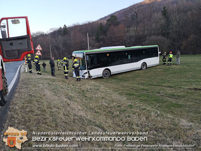 20220303 Bergung eines Linienbus bei Klausen-Leopoldsdorf  Foto: Freiwillige Feuerwehr Klausen-Leopoldsdorf