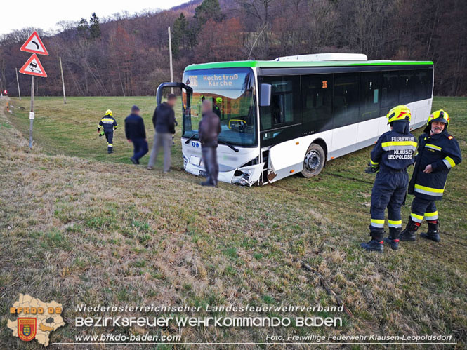 20220303 Bergung eines Linienbus bei Klausen-Leopoldsdorf  Foto: Freiwillige Feuerwehr Klausen-Leopoldsdorf