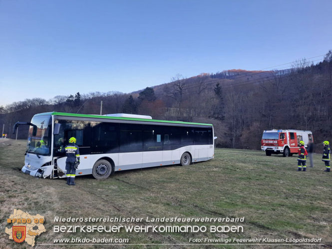 20220303 Bergung eines Linienbus bei Klausen-Leopoldsdorf  Foto: Freiwillige Feuerwehr Klausen-Leopoldsdorf