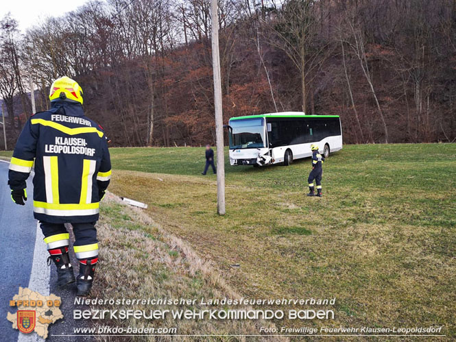 20220303 Bergung eines Linienbus bei Klausen-Leopoldsdorf  Foto: Freiwillige Feuerwehr Klausen-Leopoldsdorf