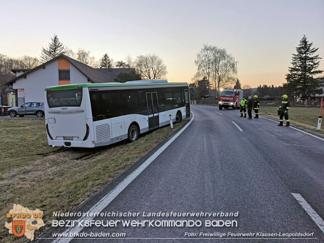 20220303 Bergung eines Linienbus bei Klausen-Leopoldsdorf  Foto: Freiwillige Feuerwehr Klausen-Leopoldsdorf