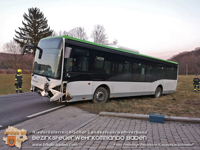 20220303 Bergung eines Linienbus bei Klausen-Leopoldsdorf  Foto: Freiwillige Feuerwehr Klausen-Leopoldsdorf