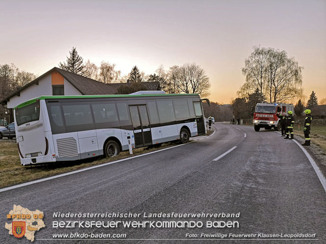 20220303 Bergung eines Linienbus bei Klausen-Leopoldsdorf  Foto: Freiwillige Feuerwehr Klausen-Leopoldsdorf