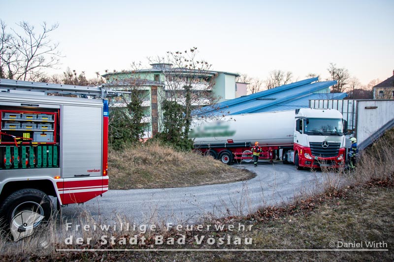 20220303 Bergung eines 40 Tonner in Bad Vöslau  Foto: Daniel Wirth Freiwillige Feuerwehr Stadt Bad Vöslau