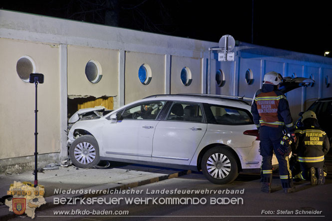 20220307 Pkw-Lenker krachte gegen Außenmauer des Badener Strandbads Foto: Stefan Schneider BFKDO Baden 20220307 Pkw-Lenker krachte gegen Außenmauer des Badener Strandbads Foto: Stefan Schneider BFKDO Baden