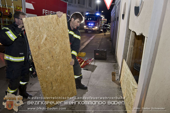 20220307 Pkw-Lenker krachte gegen Außenmauer des Badener Strandbads Foto: Stefan Schneider BFKDO Baden 20220307 Pkw-Lenker krachte gegen Außenmauer des Badener Strandbads Foto: Stefan Schneider BFKDO Baden