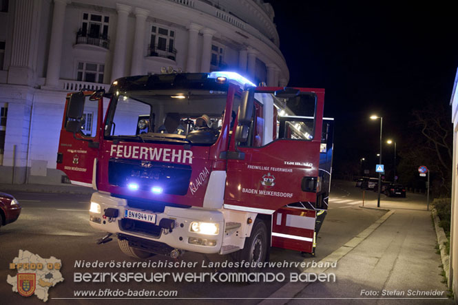 20220307 Pkw-Lenker krachte gegen Außenmauer des Badener Strandbads  Foto: Stefan Schneider BFKDO Baden