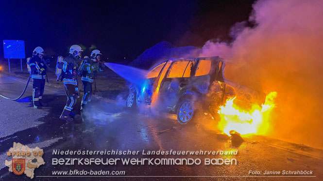 20220312 Pkw in Vollbrand in Bad Vöslau   Foto: Janine Schrahböck / Freiwillige Feuerwehr Stadt Bad Vöslau 
