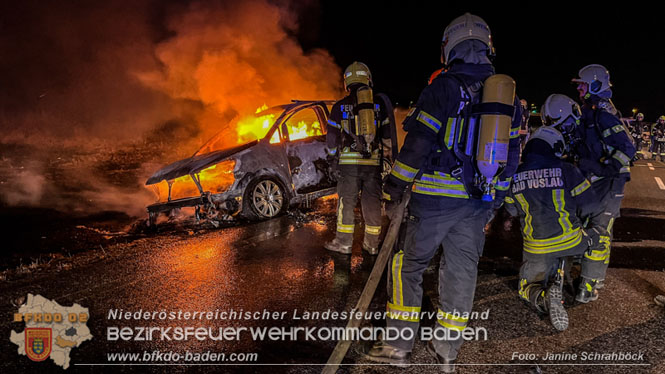 20220312 Pkw in Vollbrand in Bad Vöslau   Foto: Janine Schrahböck / Freiwillige Feuerwehr Stadt Bad Vöslau 