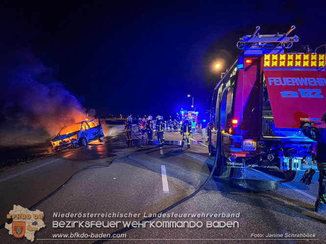 20220312 Pkw in Vollbrand in Bad Vöslau   Foto: Janine Schrahböck / Freiwillige Feuerwehr Stadt Bad Vöslau 
