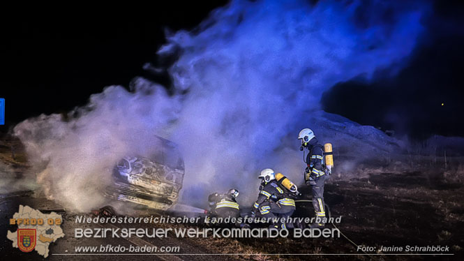 20220312 Pkw in Vollbrand in Bad Vöslau   Foto: Janine Schrahböck / Freiwillige Feuerwehr Stadt Bad Vöslau 