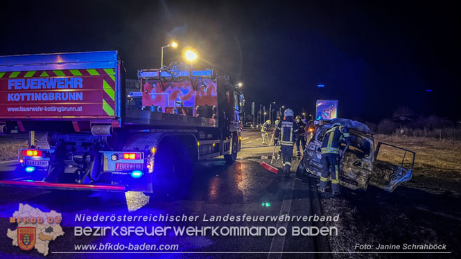 20220312 Pkw in Vollbrand in Bad Vöslau   Foto: Janine Schrahböck / Freiwillige Feuerwehr Stadt Bad Vöslau 