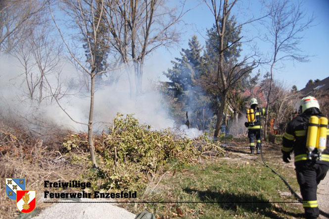 20220313 Flurbrand im Ortsgebiet von Enzesfeld   Foto: Freiwillige Feuerwehr Enzesfeld