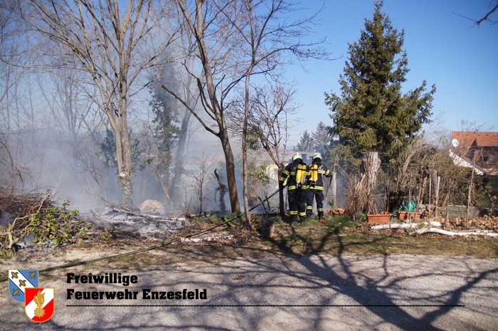 20220313 Flurbrand im Ortsgebiet von Enzesfeld   Foto: Freiwillige Feuerwehr Enzesfeld