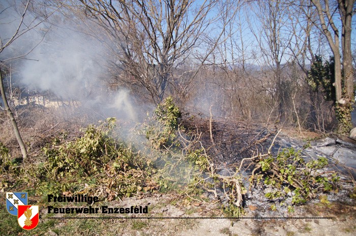 20220313 Flurbrand im Ortsgebiet von Enzesfeld   Foto: Freiwillige Feuerwehr Enzesfeld