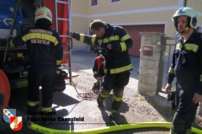 20220313 Flurbrand im Ortsgebiet von Enzesfeld   Foto: Freiwillige Feuerwehr Enzesfeld