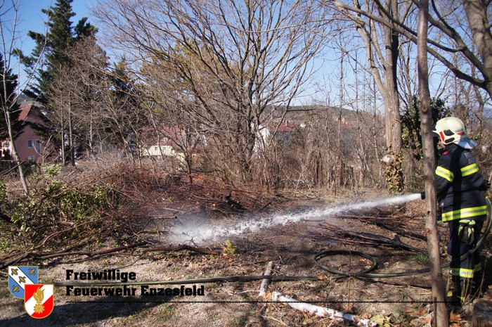 20220313 Flurbrand im Ortsgebiet von Enzesfeld   Foto: Freiwillige Feuerwehr Enzesfeld
