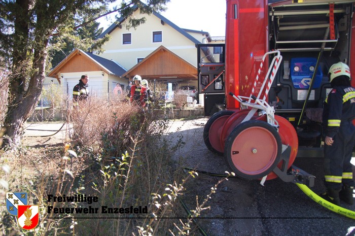 20220313 Flurbrand im Ortsgebiet von Enzesfeld   Foto: Freiwillige Feuerwehr Enzesfeld