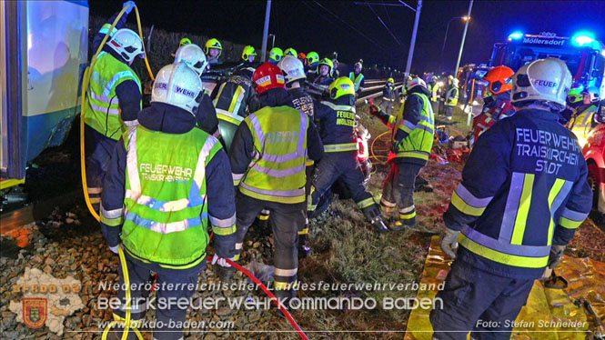 20220316 Verkehrsunfall auf der B17 in Möllersdorf Traiskirchen Foto: Stefan Schneider BFKDO BADEN 20220316 Verkehrsunfall auf der B17 in Möllersdorf Traiskirchen Foto: Stefan Schneider BFKDO BADEN