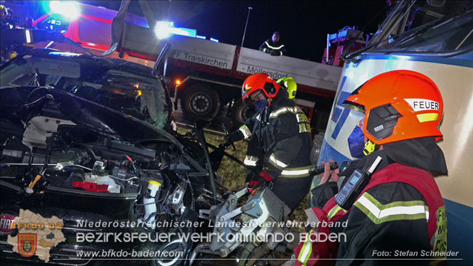 20220316 Verkehrsunfall auf der B17 in Möllersdorf Traiskirchen Foto: Stefan Schneider BFKDO BADEN 20220316 Verkehrsunfall auf der B17 in Möllersdorf Traiskirchen Foto: Stefan Schneider BFKDO BADEN