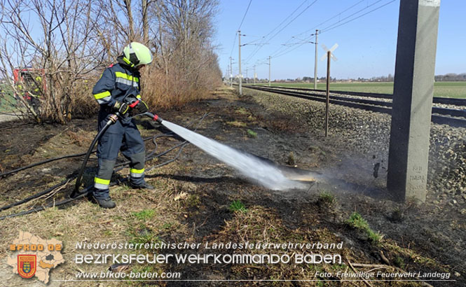 20220321 Flurbrand neben Pottendorfer Bahnlinie zwischen Landegg und Ebenfurth  Foto: Freiwillige Feuerwehr Landegg