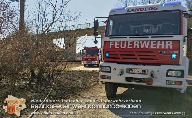 20220321 Flurbrand neben Pottendorfer Bahnlinie zwischen Landegg und Ebenfurth  Foto: Freiwillige Feuerwehr Landegg