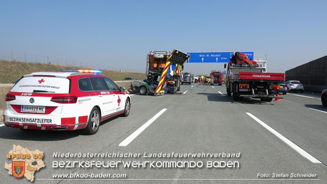 20220325 Menschenrettung nach Auffahrunfall auf ASFiNAG Fahrzeug auf der A2 RFB Wien   Foto: Stefan Schneider BFKDO BADEN